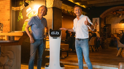 V. l. n. r.: Liebesbier Geschäftsführer Thomas Wenk, die neue Kollegin Bella und Brauereichef Jeff Maisel (Foto: © WBM Gastro)