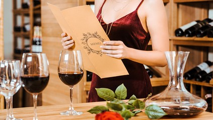 Eine Frau studiert die Speisekarte eines Restaurants