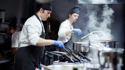Zwei Köche bei der Arbeit