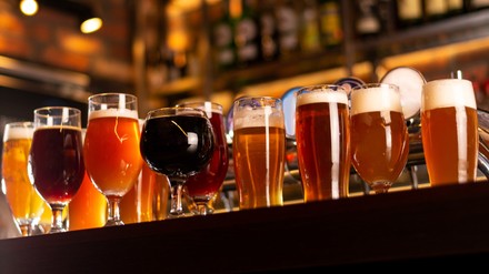 Anhand von Online-Suchanfragen hat Vergleich.org herausgefunden, welches Bier das beliebteste der Deutschen ist. (Foto: © JustTakeALook/stock.adobe.com)
Verschiedene Biersorten im Glas auf einer Theke aufgestellt