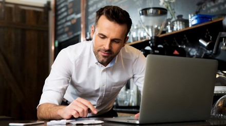 Ein Koch mit einem Laptop