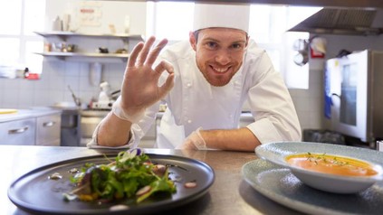 Koch-Azubi in Küche