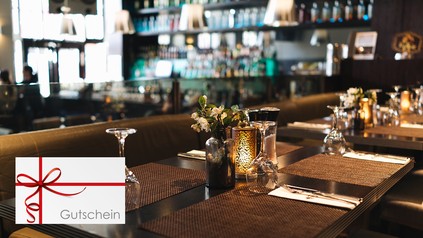 Interior eines Restaurants, im Vordergrund Grafik einer Gutschein-Karte