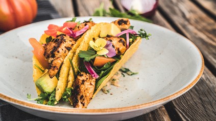 Puten-Taco mit Avocado und Wildkräutersalat