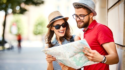 Touristen mit Karte in der Hand