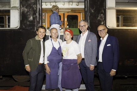 „Gelinaz! Does Upper Austria“ (v. l.): Mag. Andreas Winkelhofer (GF OÖ Tourismus), die Gastgeber Helmut und Philipp Rachinger, Tourismusreferent Dr. Michael Strugl und Robert Seeber (Vorsitzender Landes-Tourismusrat). Die derzeit weltbeste Köchin, Ana Roš aus Slowenien, ist im Bildhintergrund am Kochen