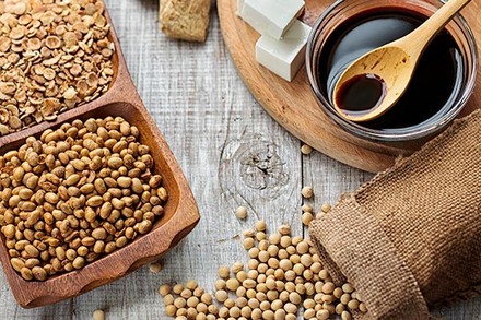 Sojabohnen in Holzschälchen