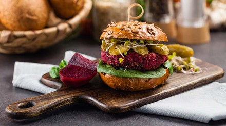 Veganer Burger aus Karotten, Rotebeete und Pilzen