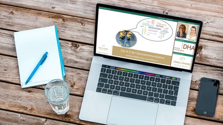 Ein Laptop auf einem Tisch