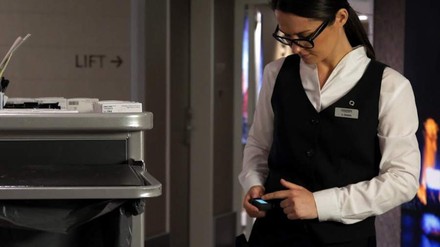 Frau bedient Windows 10 IoT Smartwatch