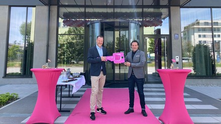 Symbolische Schlüsselübergabe: Marc Kamphausen (links), Director of Operations der FourSide Hotels, bei der Eröffnung des Hotels in München am Frankfurter Ring. General Manager ist Brian Staudenmaier (rechts), der auch die Pre-Opening-Phase begleitet hat.