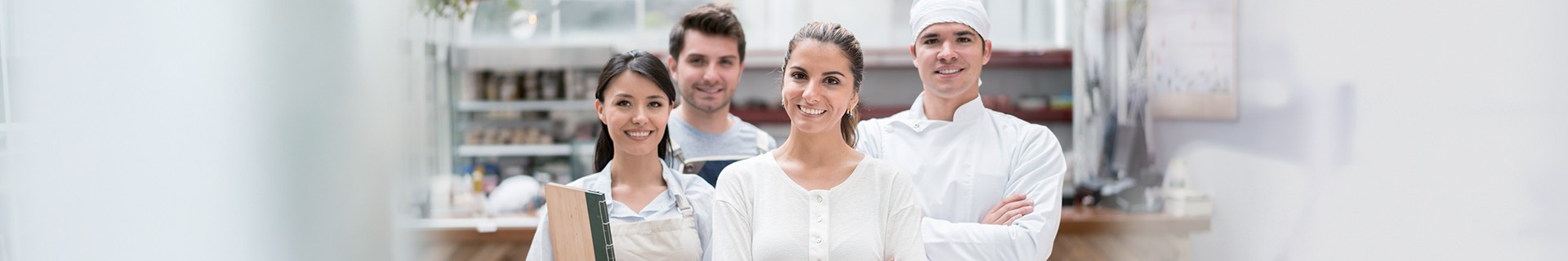 Ihr Erfolg in der Gastronomie fängt bei Hogapage an Verschiedene Berufstypen der Gastronomie vor Restauranthintergrund